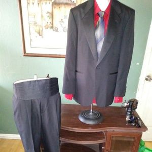 Mens Tuxedo suit. 5 pc items Medium 37R